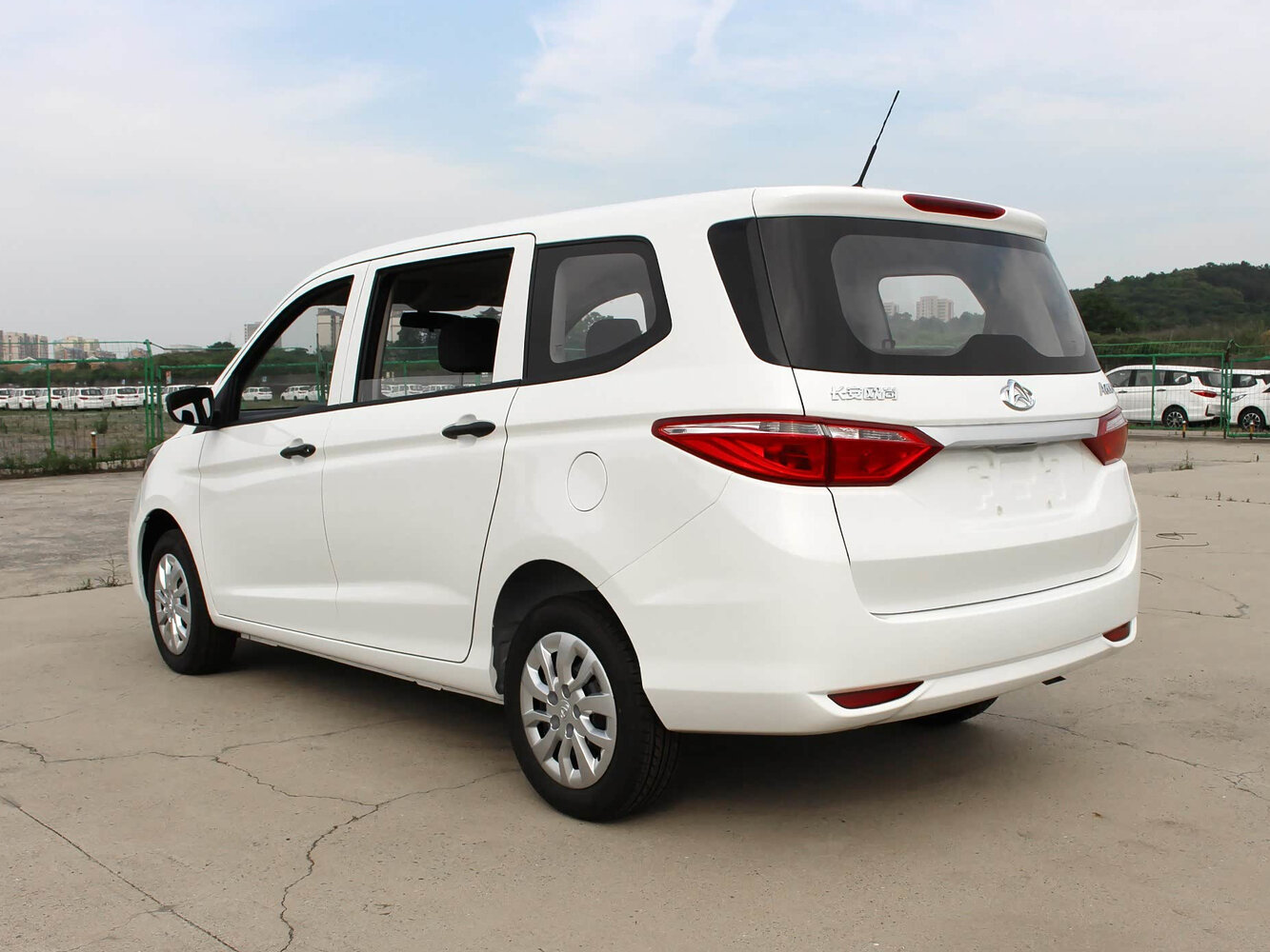 Changan Auchan A600, I Рестайлинг, 2020–2022, Минивэн: Вид сзади в три четверти