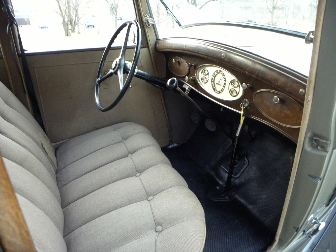 Plymouth De Luxe, I, 1933–1942, Седан: Передняя часть салона
