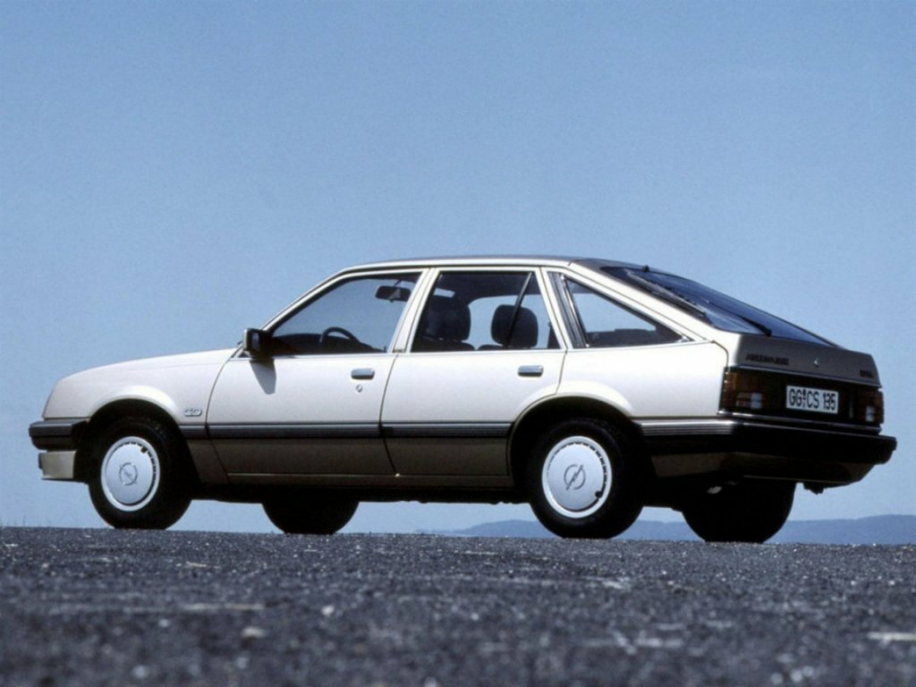 Opel Ascona, C, 1981–1988, Хэтчбек 5 дв.: Вид сзади в три четверти