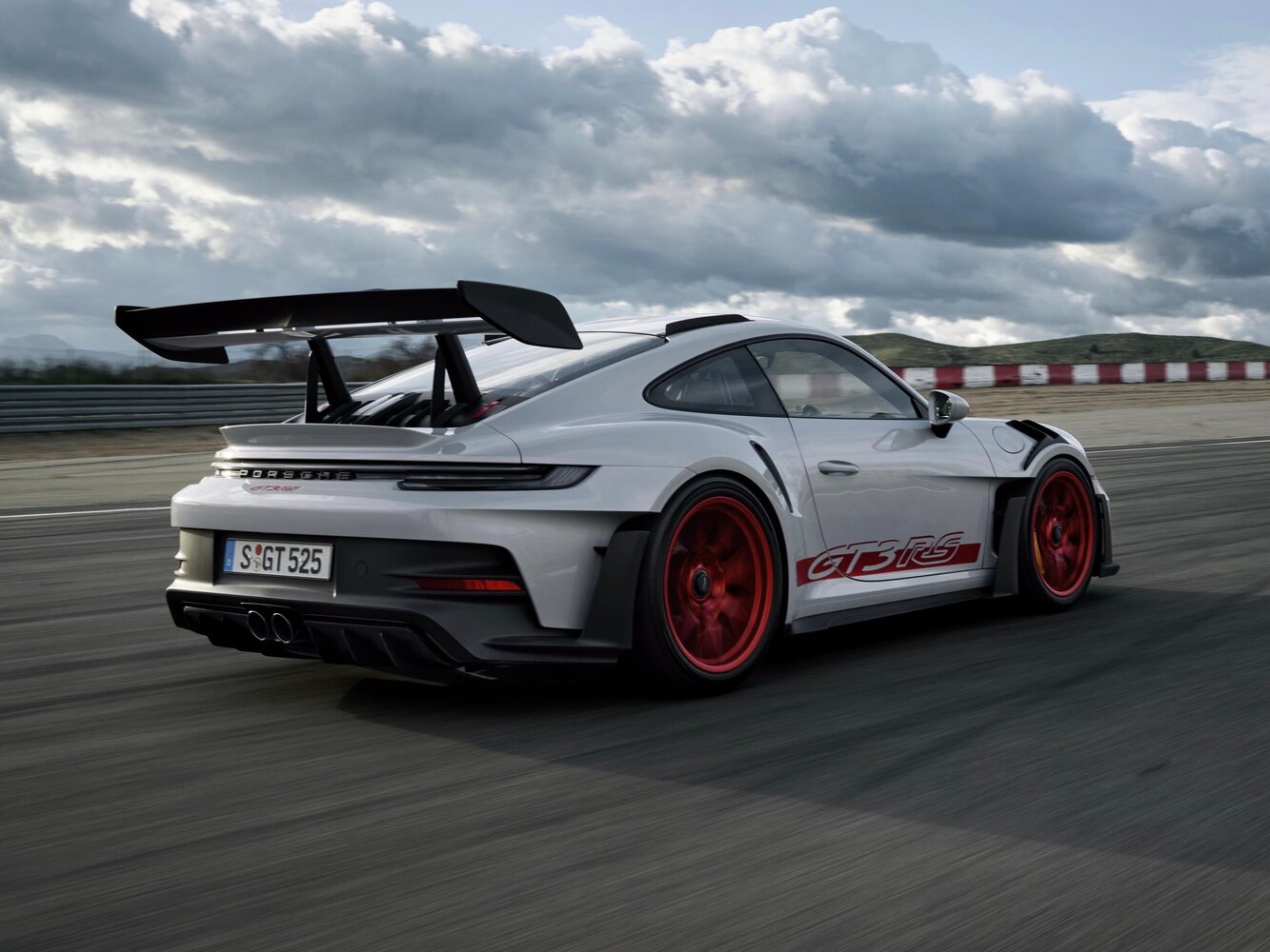 Porsche 911 GT3, 992, 2021–2025, Купе RS: Вид сзади в три четверти
