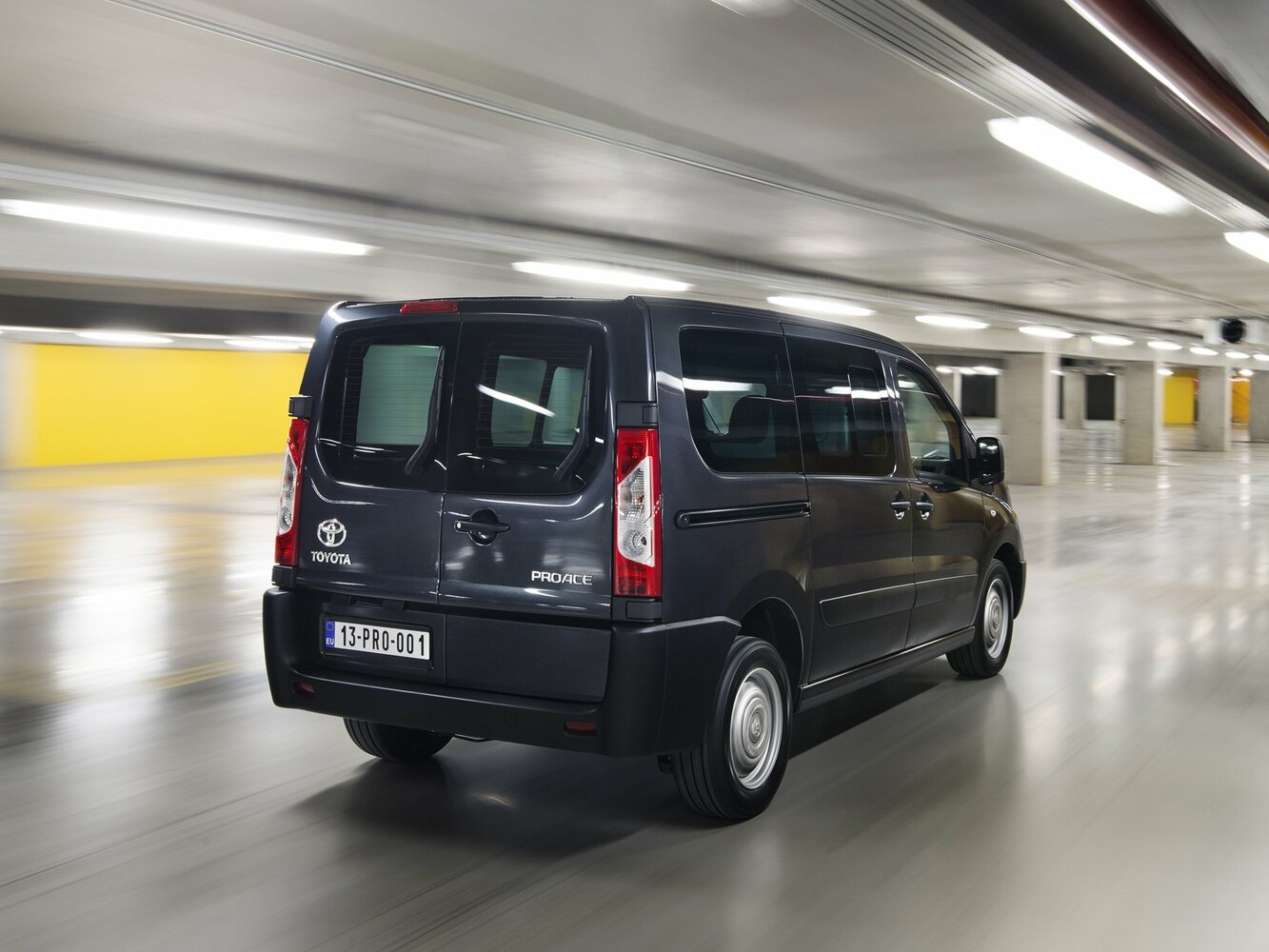 Toyota ProAce, I, 2013–2016, Minivan: Rear three-quarter view