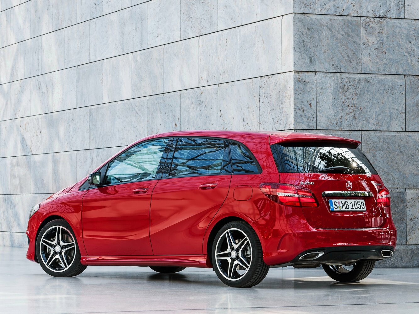 Mercedes-Benz B-Класс, II (W246) Рестайлинг, 2014–2018, Хэтчбек 5 дв.: Вид сзади в три четверти