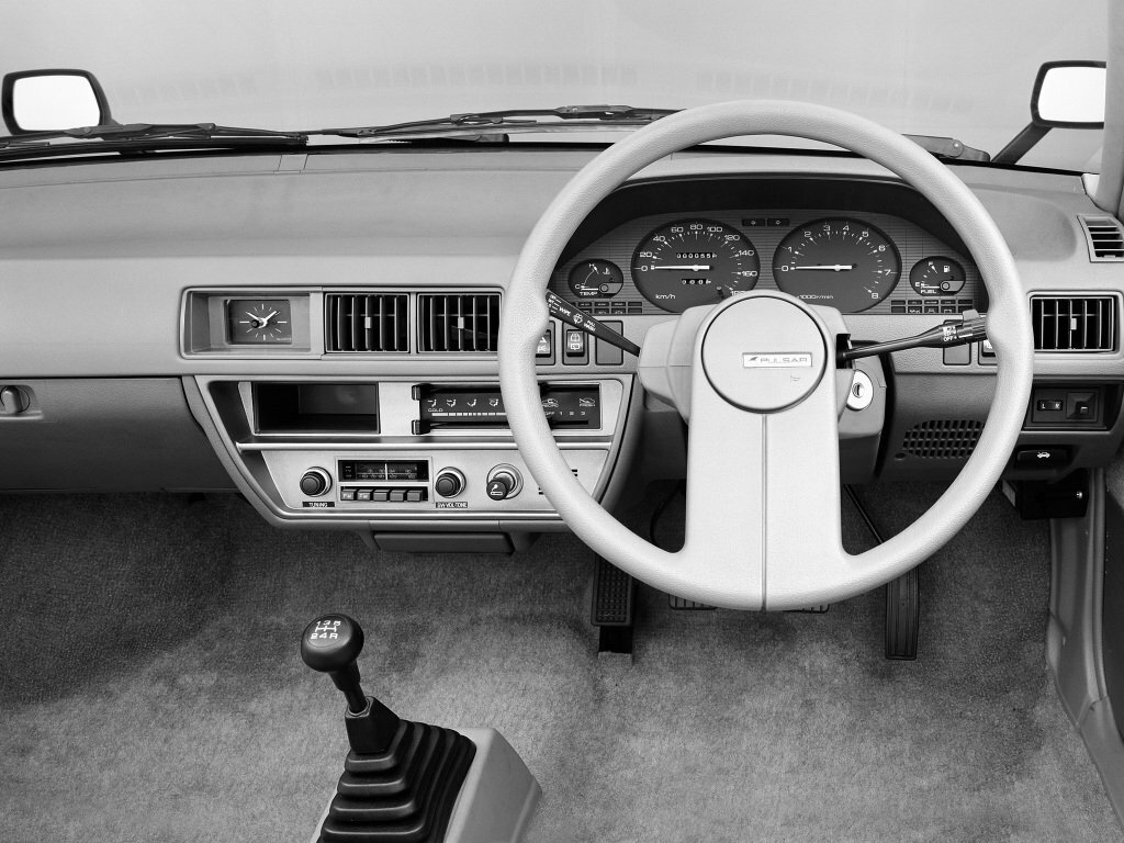 Nissan Pulsar, II (N12), 1982–1986, Hatchback 5 door: Front cabin