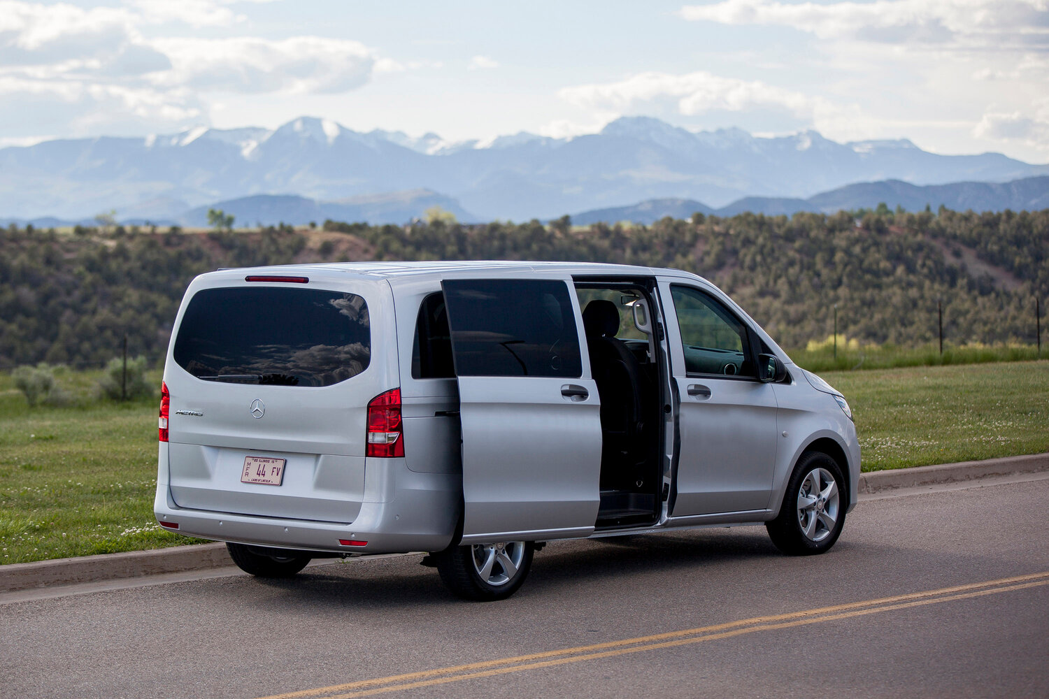 Mercedes-Benz Metris, , 2015–2023, Минивэн: Вид сзади в три четверти