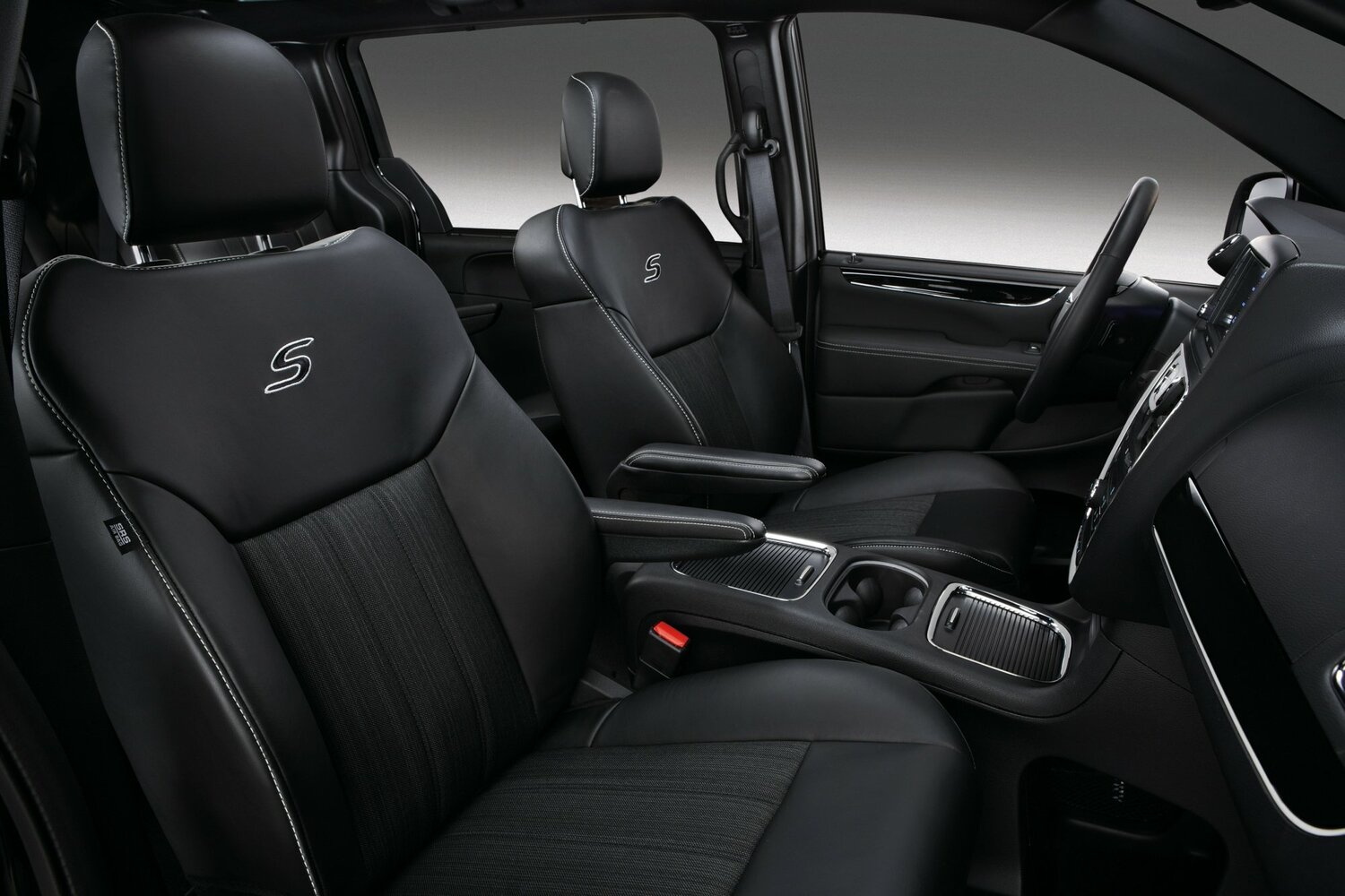 Lancia Voyager, , 2011–2015, Минивэн: Передняя часть салона