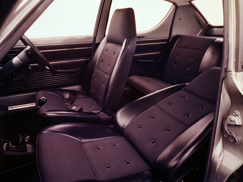 Nissan Cherry, I (E10), 1970–1974, Sedan: Front cabin