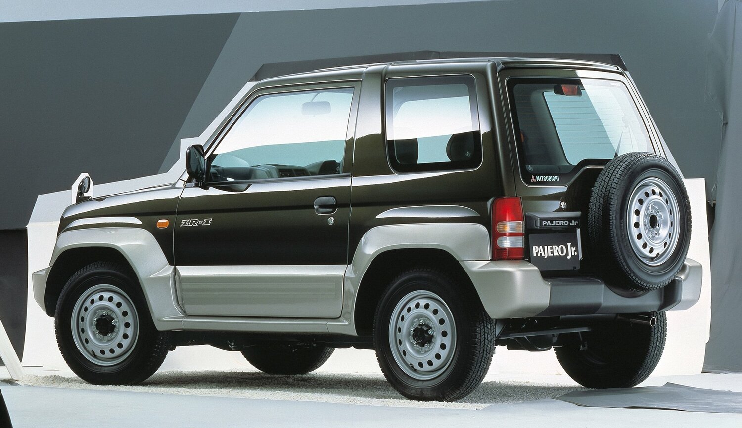Mitsubishi Pajero Junior, , 1995–1998, Внедорожник 3 дв.: Вид сзади в три четверти