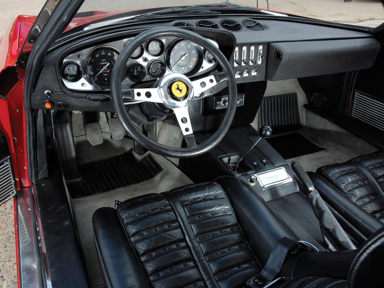 Ferrari 365 GTB/4 Daytona, II, 1971–1974, Купе: Передняя часть салона