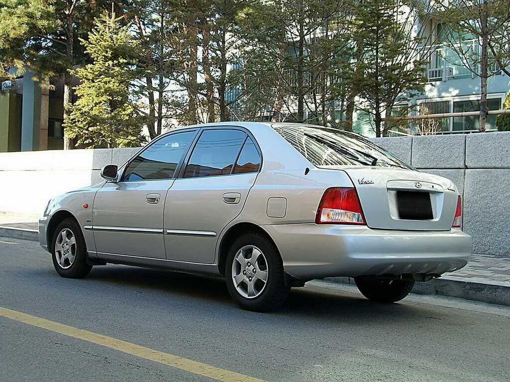 Hyundai Verna, I, 1999–2002, Лифтбек: Вид сзади в три четверти