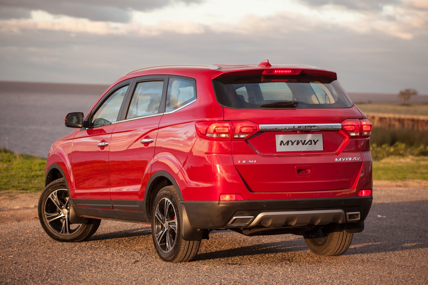 Lifan Myway, , 2016–2020, Внедорожник 5 дв.: Вид сзади в три четверти