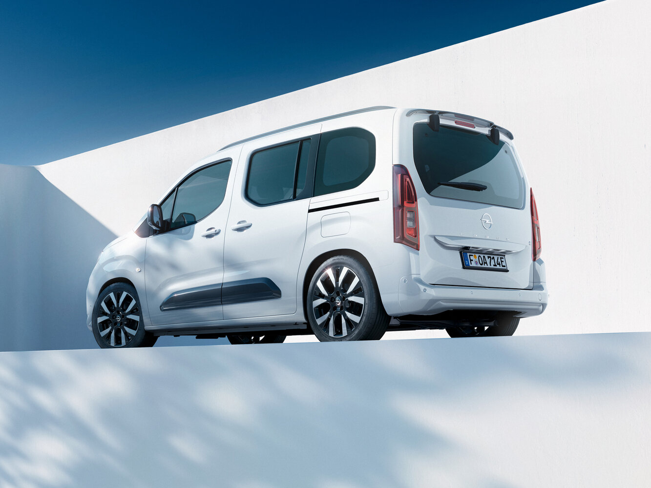 Opel Combo, E Рестайлинг, 2024–2026, Компактвэн: Вид сзади в три четверти