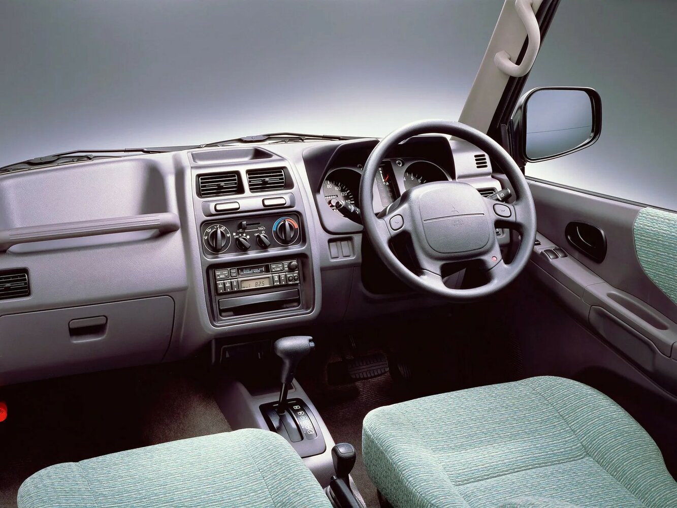 Mitsubishi Pajero Junior, , 1995–1998, Внедорожник 3 дв.: Передняя часть салона