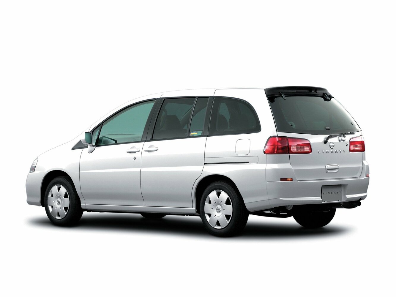 Nissan Liberty, , 1998–2004, Compact MPV: Rear three-quarter view