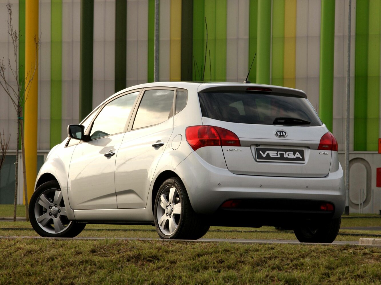 Kia Venga, I, 2009–2014, Компактвэн: Вид сзади в три четверти
