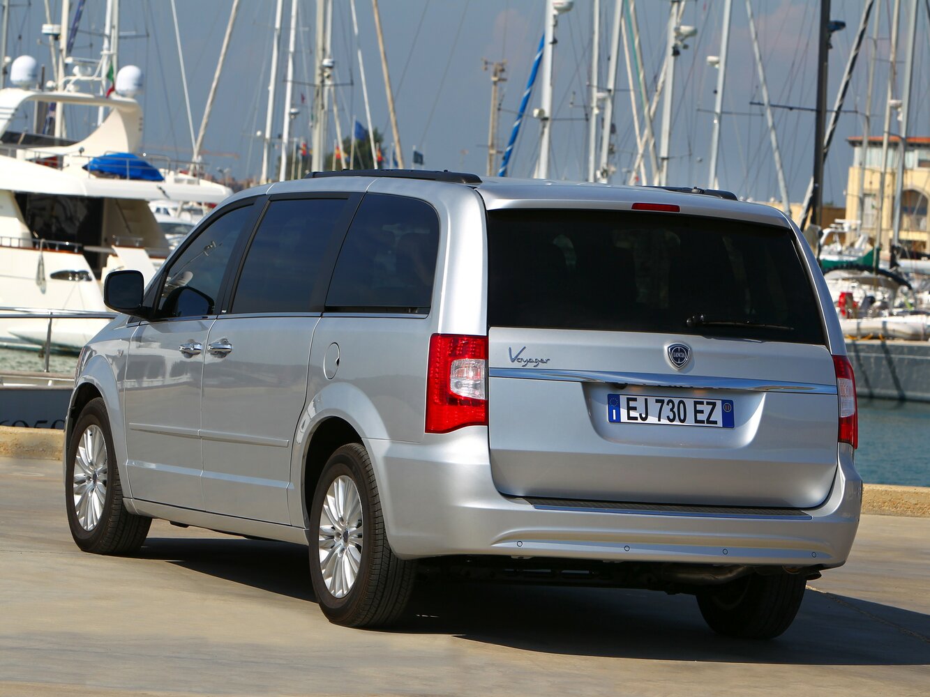 Lancia Voyager, , 2011–2015, Минивэн: Вид сзади в три четверти