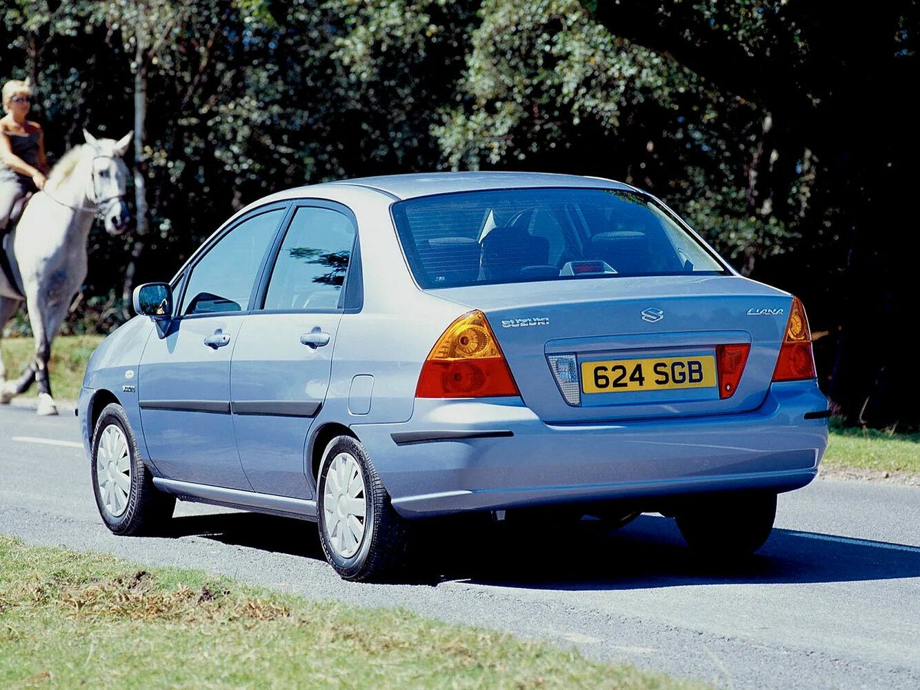 Suzuki Liana, I, 2001–2006, Седан: Вид сзади в три четверти