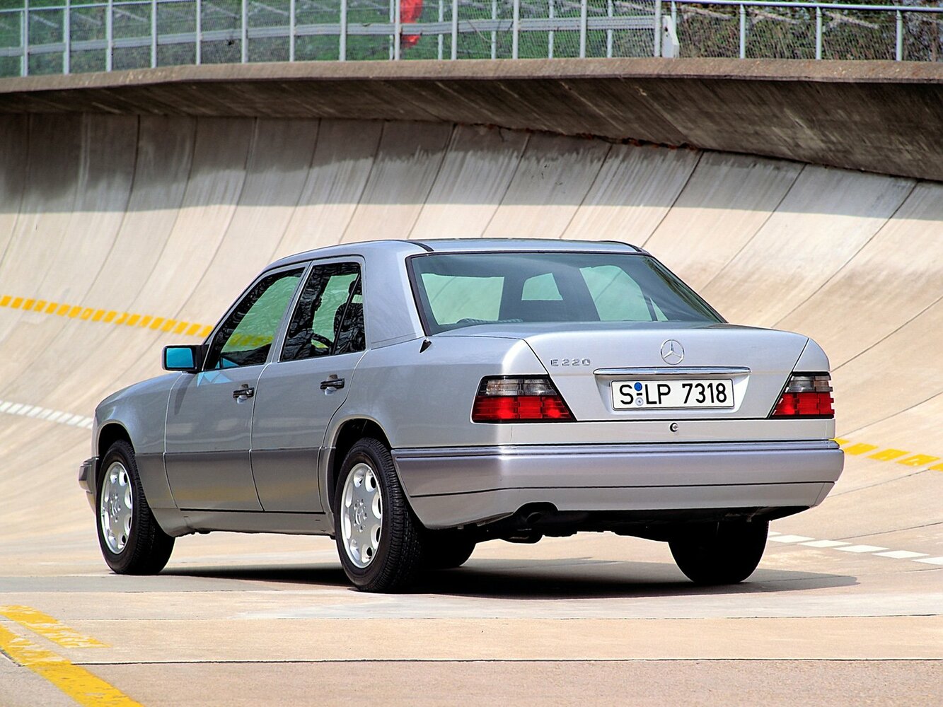 Mercedes-Benz E-Класс, I (W124), 1992–1997, Седан: Вид сзади в три четверти