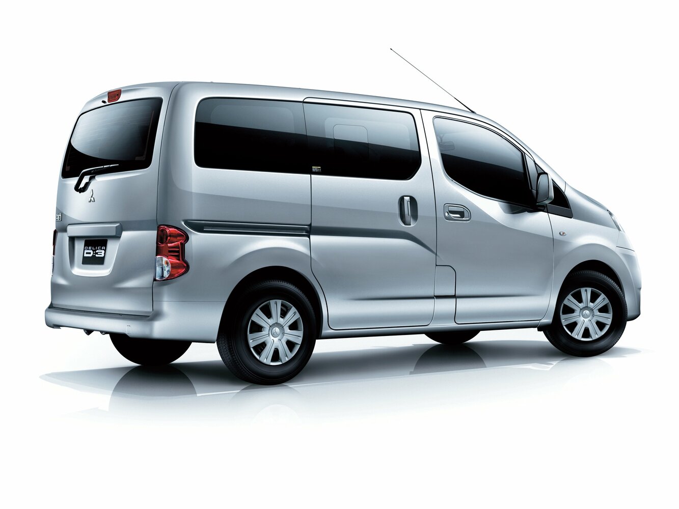 Mitsubishi Delica d 3, , 2011–2019, Minivan: Rear three-quarter view