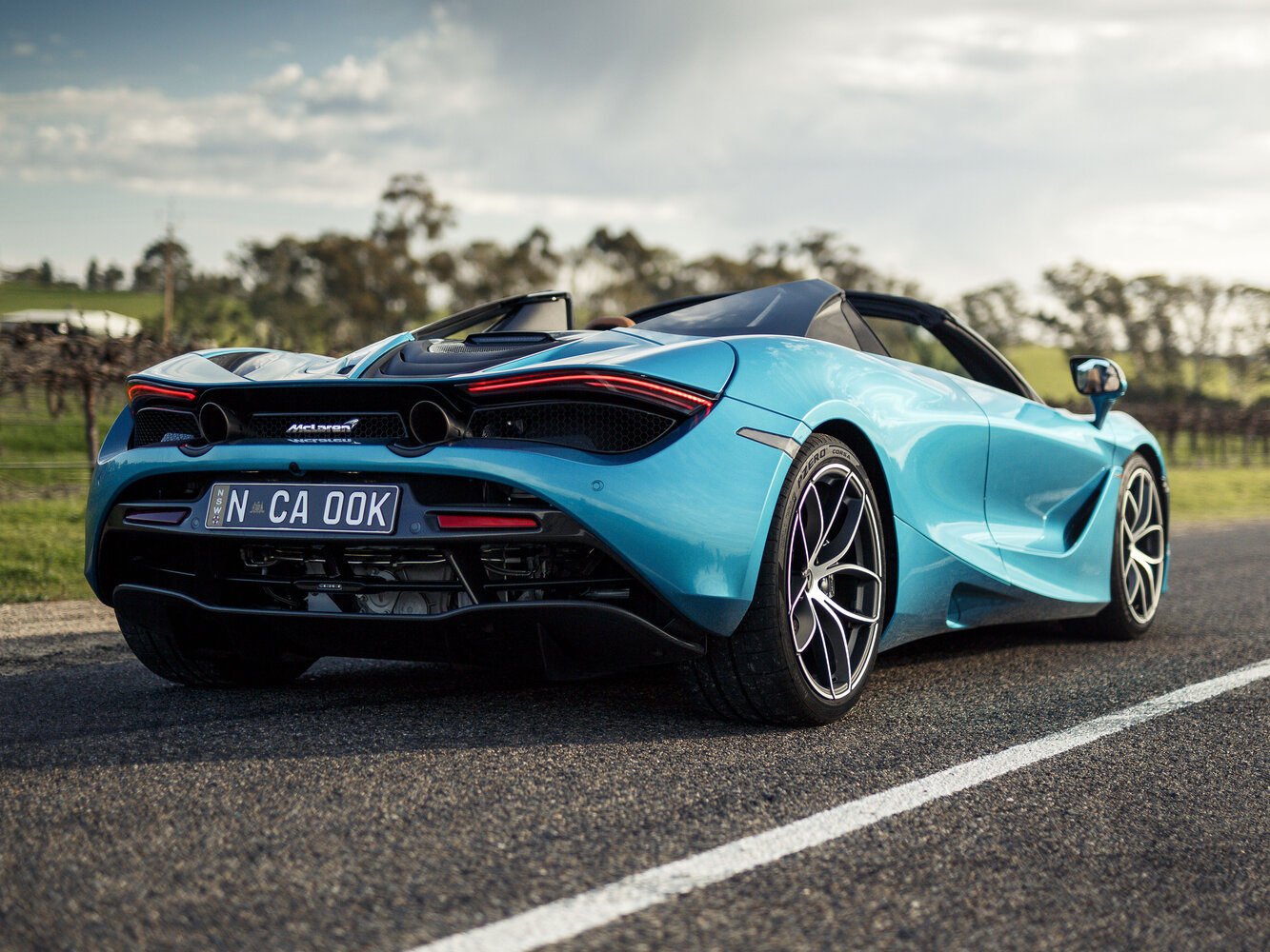 McLaren 720S, , 2017–2023, Родстер Spider: Вид сзади в три четверти