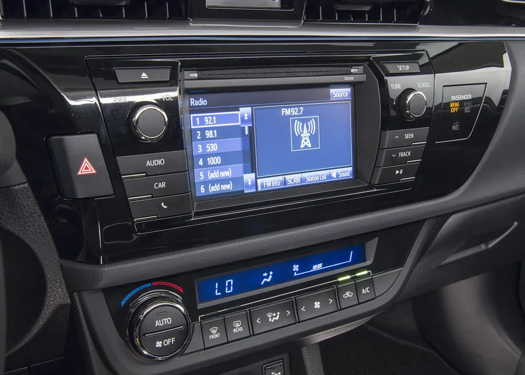 Toyota Corolla, 11 поколение, E170, Седан, США, 04.2013 - 07.2018: фото поколения 23