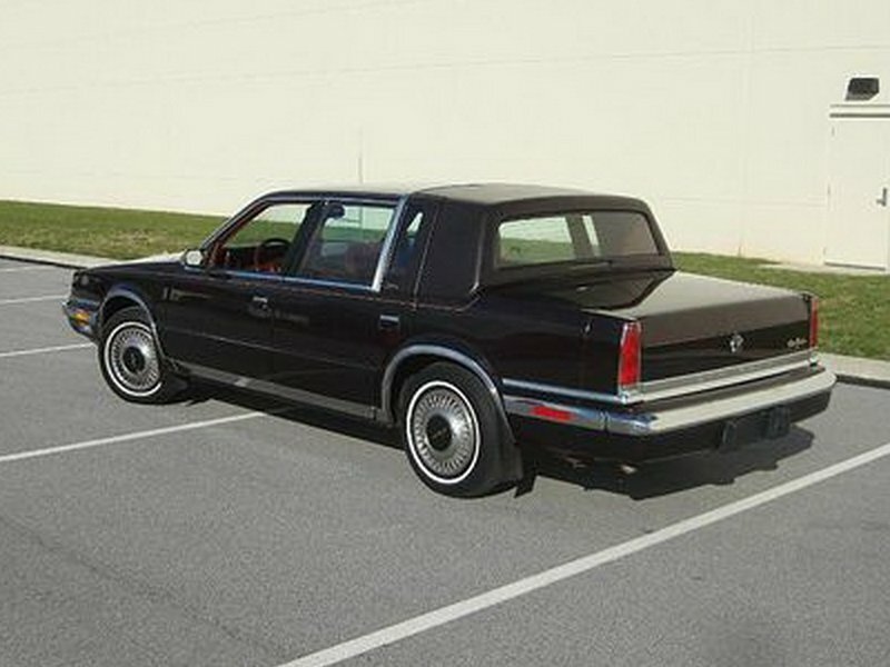 Chrysler Fifth Avenue, II, 1990–1993, Седан: Вид сзади в три четверти