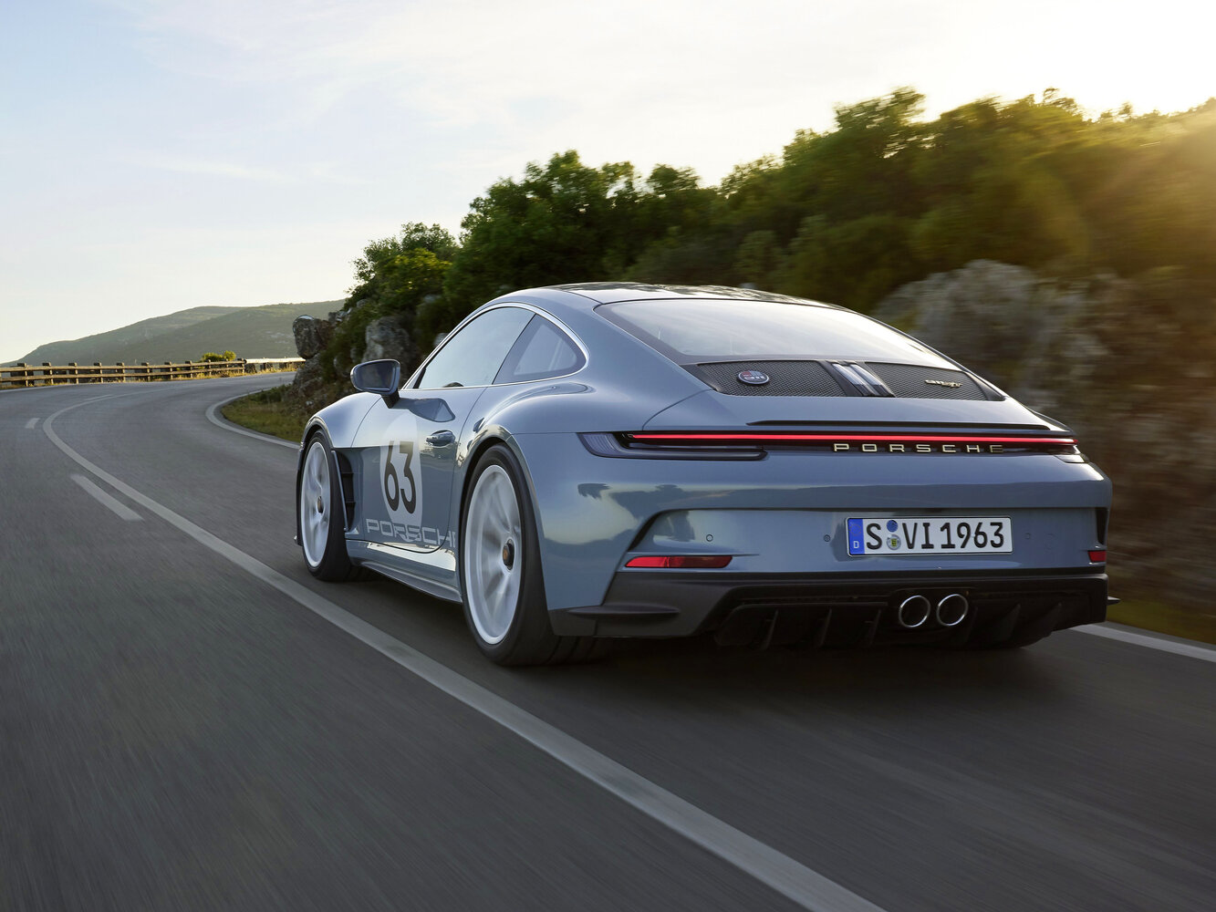 Porsche 911 S/T, , 2023–2026, Купе: Вид сзади в три четверти