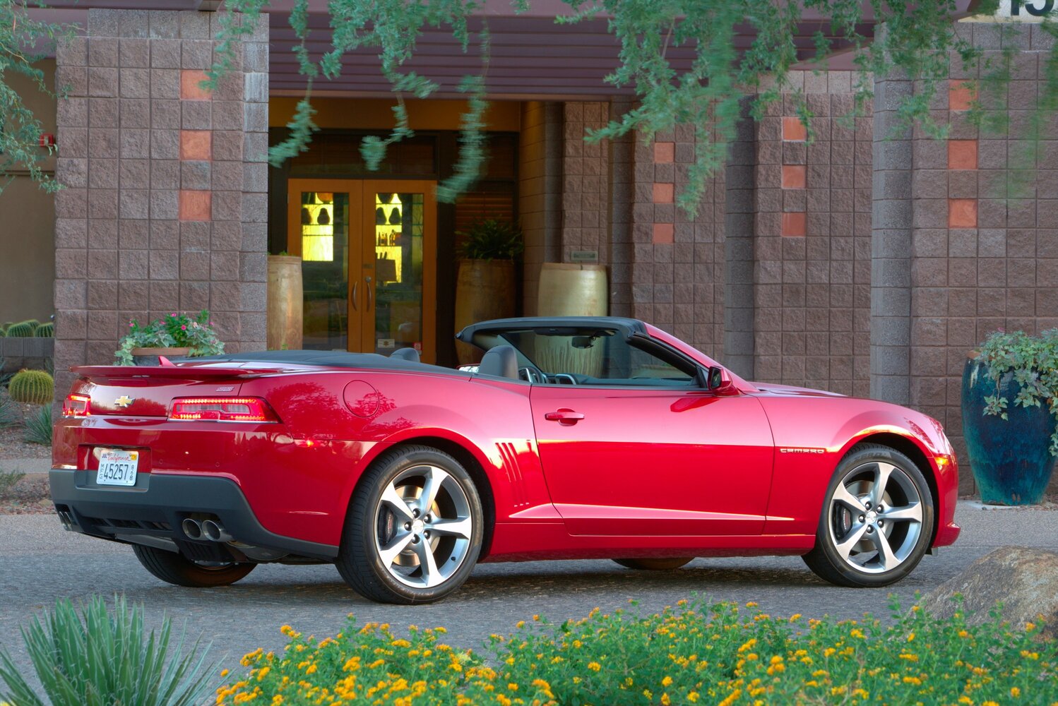 Chevrolet Camaro, V Рестайлинг, 2013–2015, Кабриолет: Вид сзади в три четверти