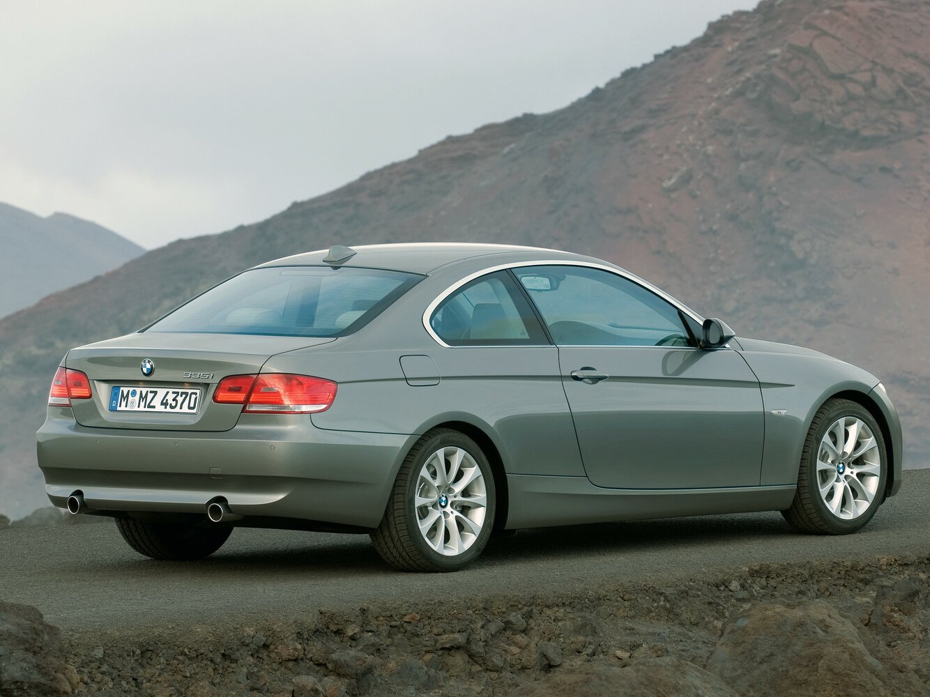 BMW 3 серии, V (E90/E91/E92/E93), 2004–2010, Купе: Вид сзади в три четверти