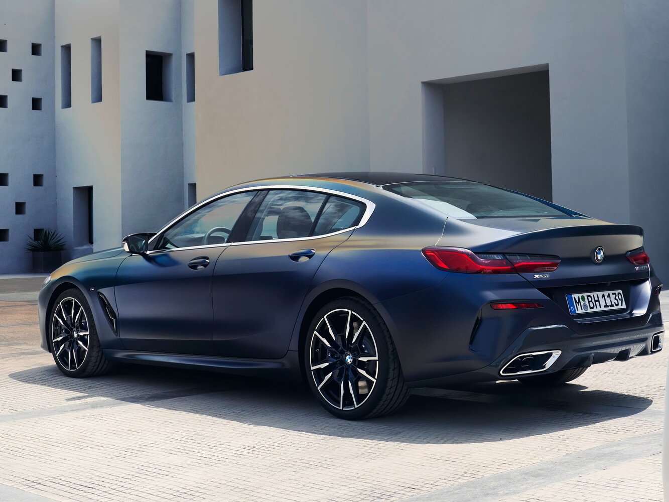 BMW 8 серии, II (G14/G15/G16) Рестайлинг, 2022–2026, Седан Gran Coupe: Вид сзади в три четверти
