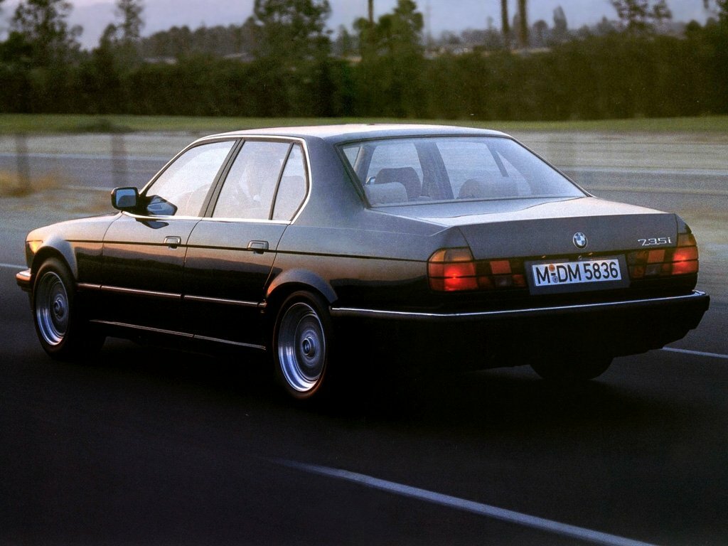 BMW 7 серии, II (E32), 1986–1994, Sedan: Rear three-quarter view