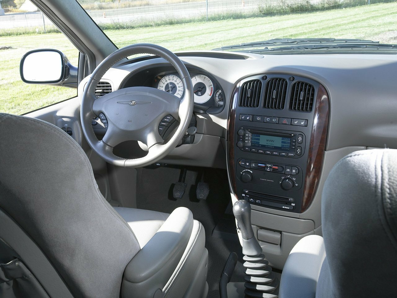 Chrysler Voyager, IV Рестайлинг, 2004–2008, Минивэн Grand: Передняя часть салона