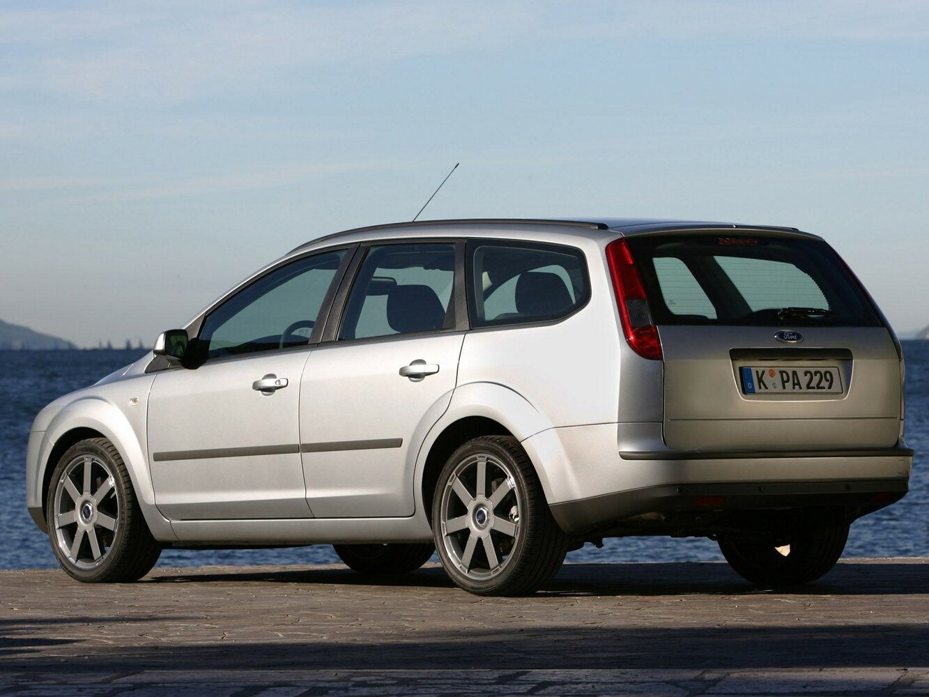 Ford Focus, II, 2004–2008, Универсал 5 дв.: Вид сзади в три четверти