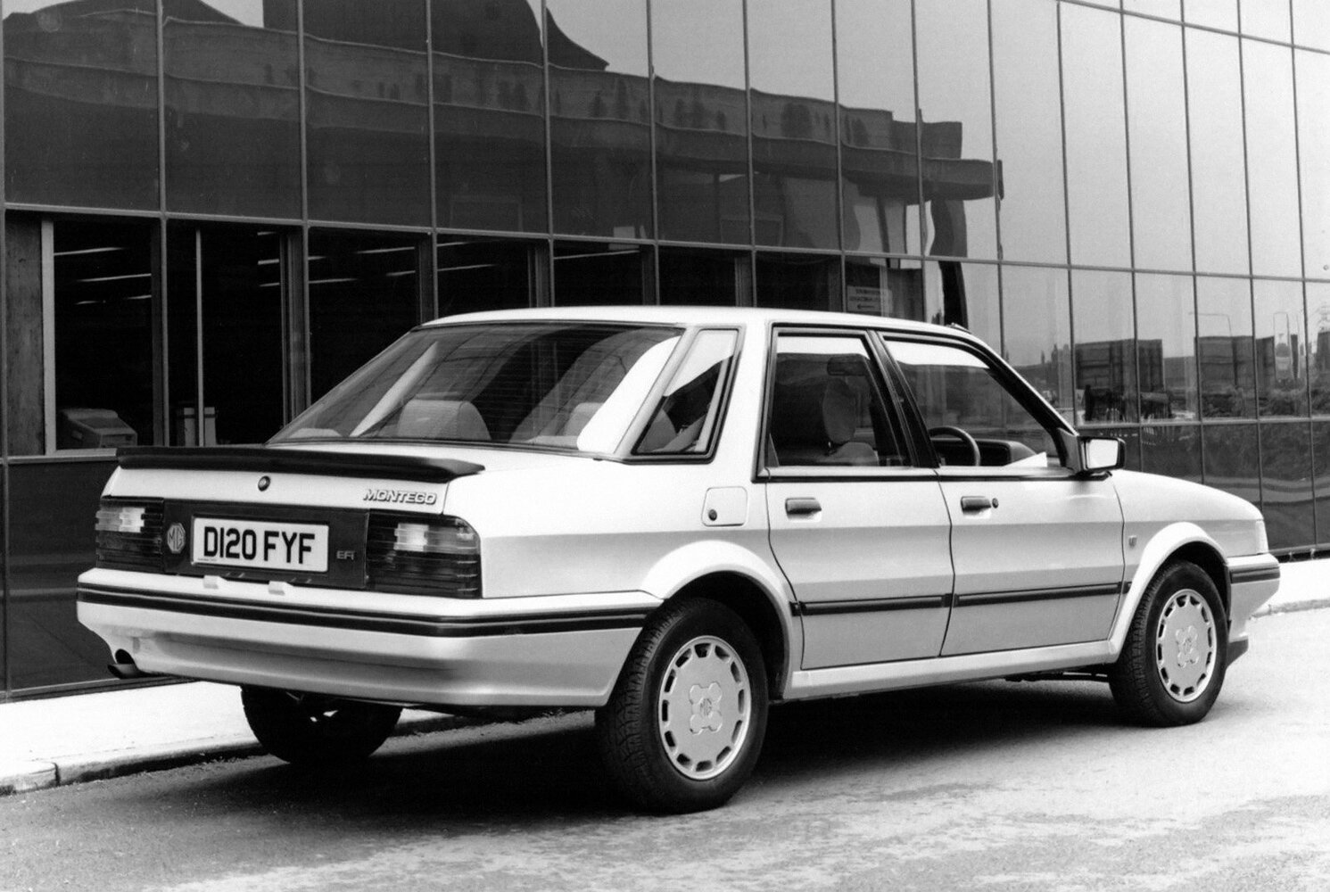 MG Montego, , 1984–1990, Седан: Вид сзади в три четверти