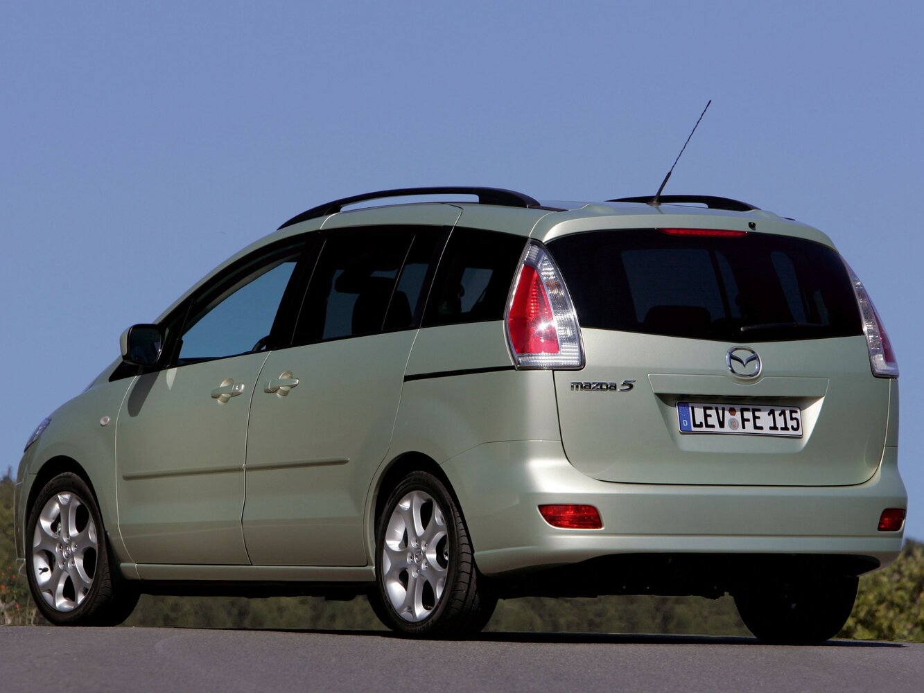 Mazda 5, I (CR) facelift, 2007–2010, Compact MPV: Rear three-quarter view
