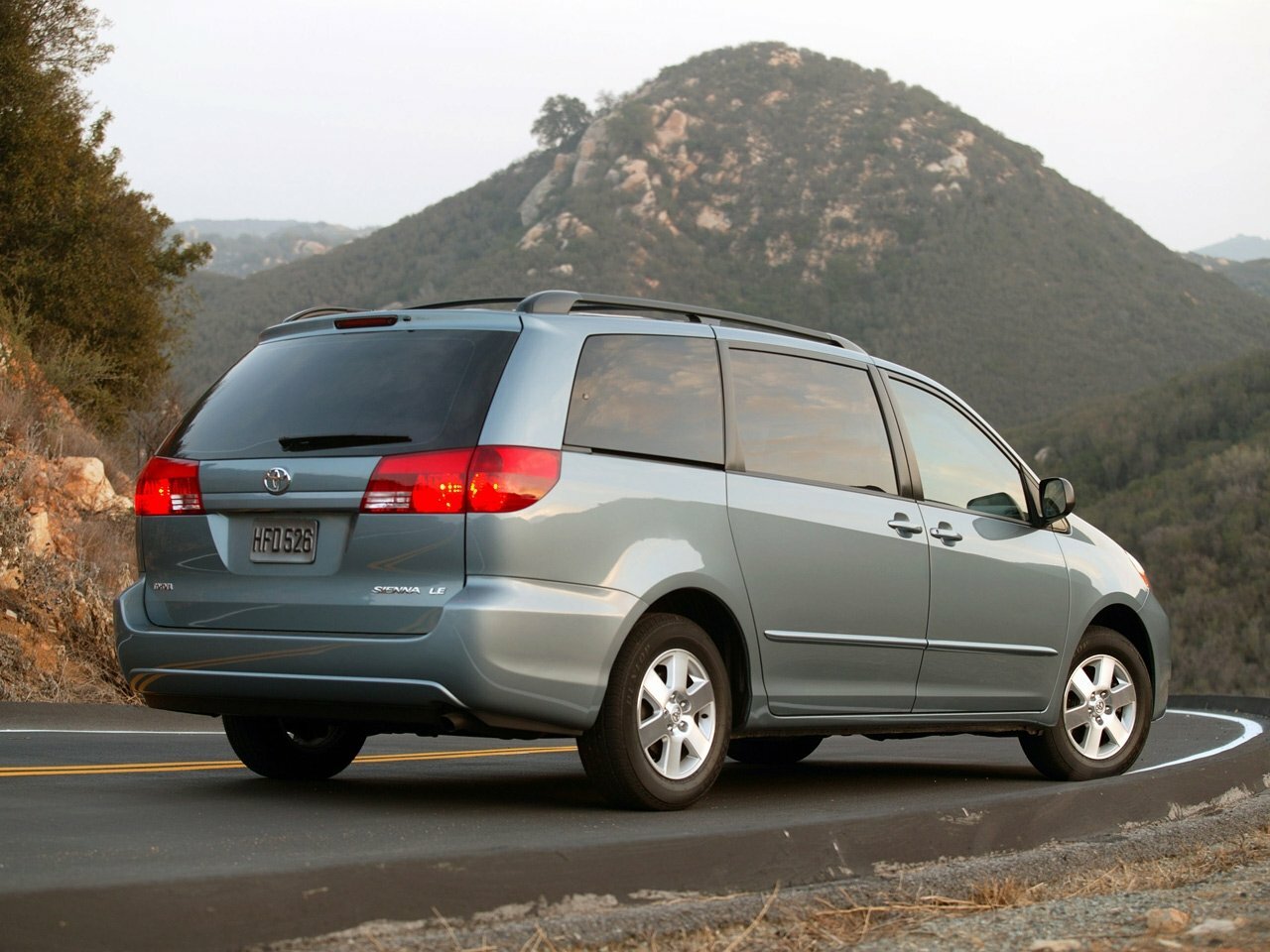 Toyota Sienna, II, 2003–2005, Minivan: Rear three-quarter view
