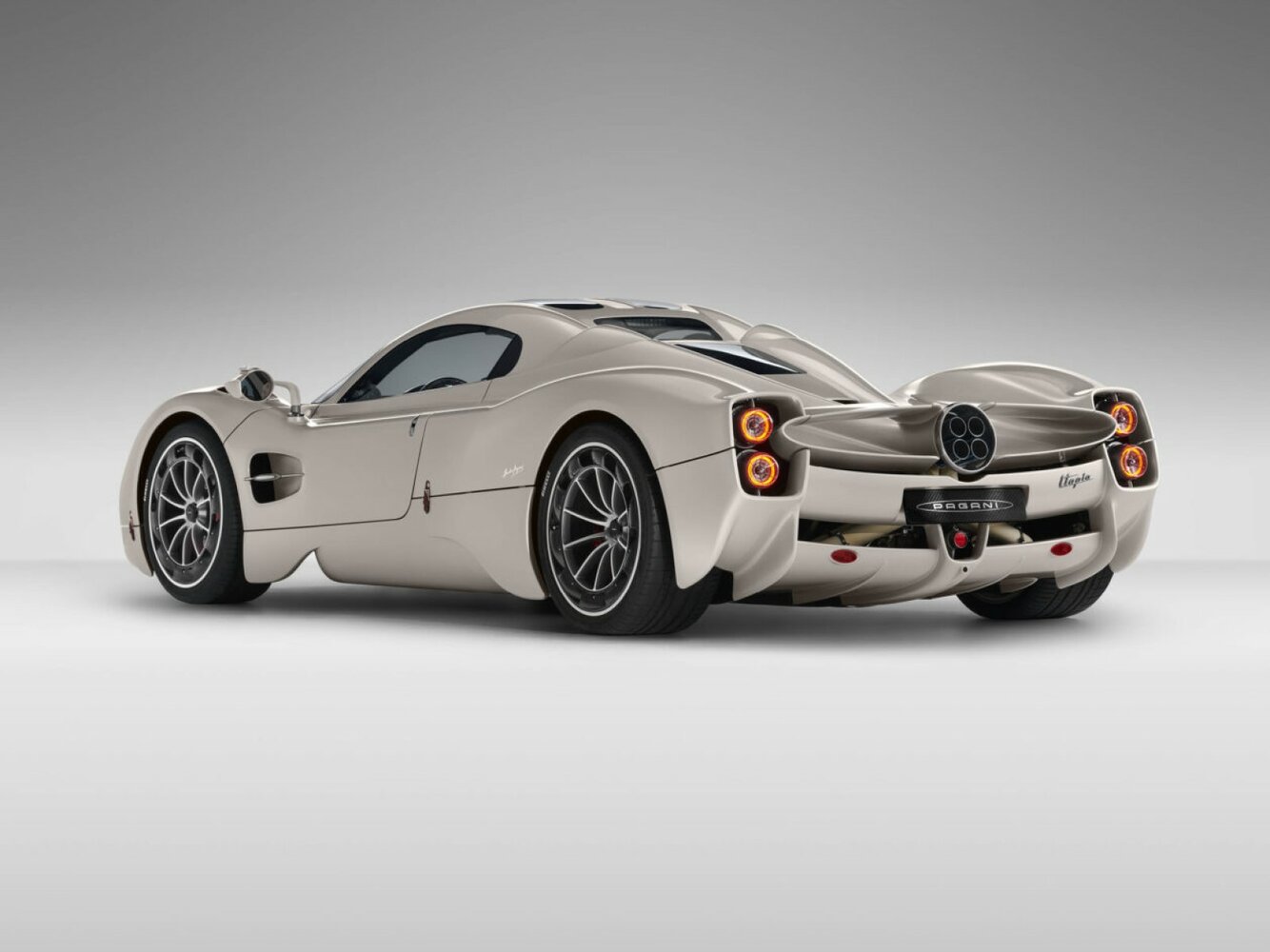 Pagani Utopia, , 2022–2026, Купе: Вид сзади в три четверти
