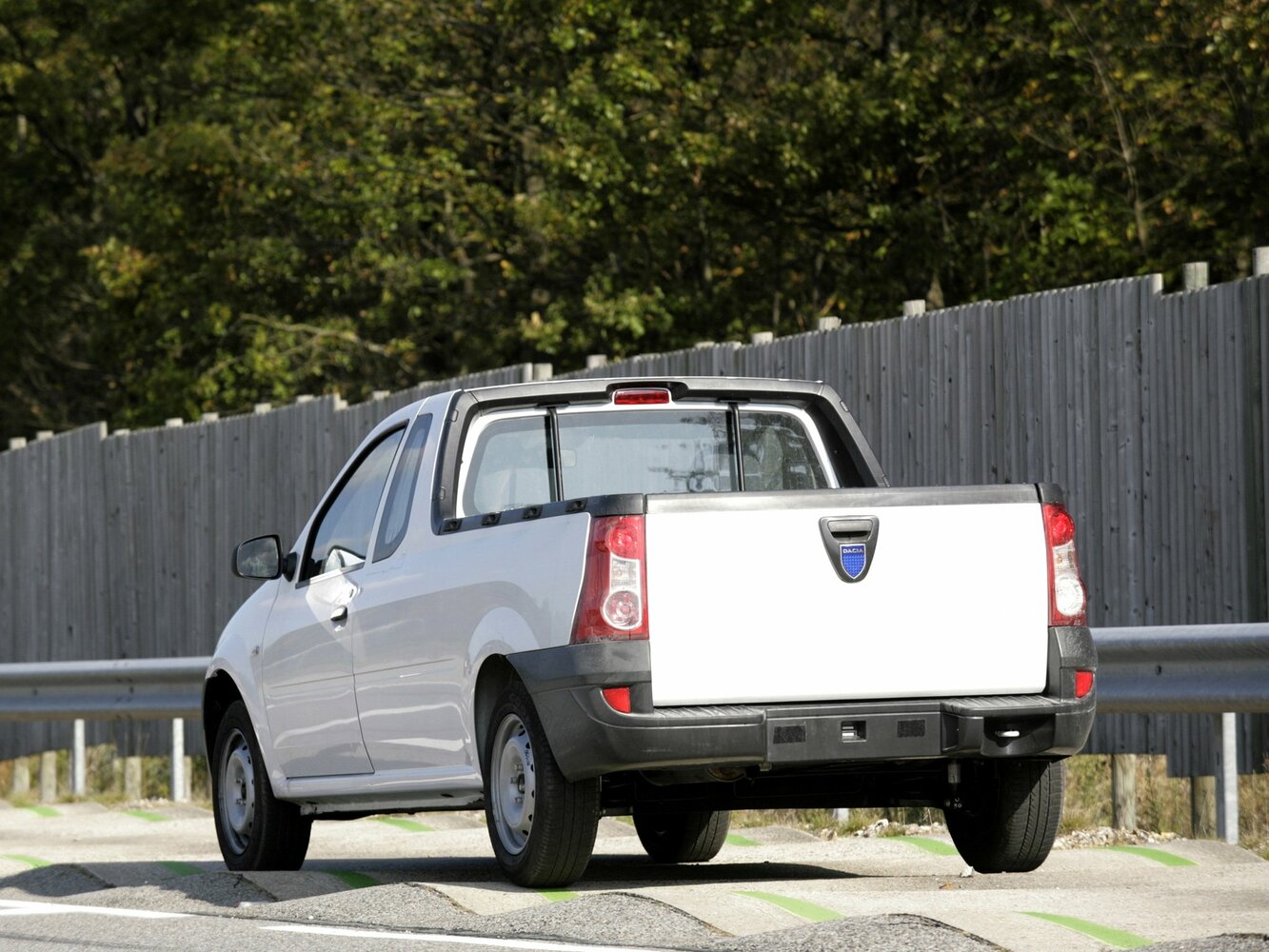 Dacia Logan, I, 2004–2012, Пикап Одинарная кабина: Вид сзади в три четверти