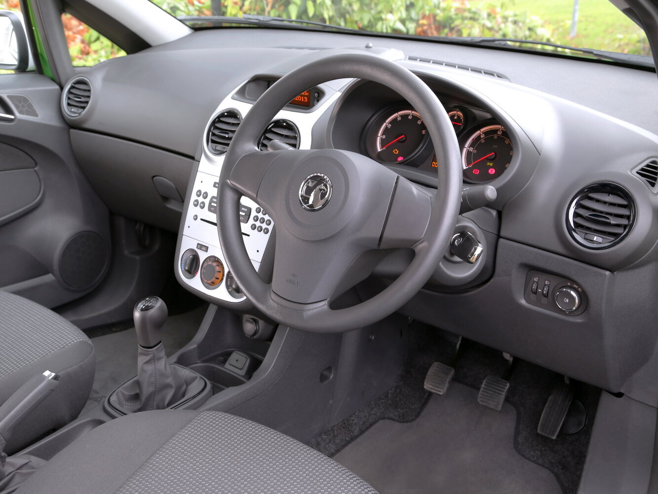 Vauxhall Corsa, D facelift, 2010–2014, Hatchback 3 door: Front cabin