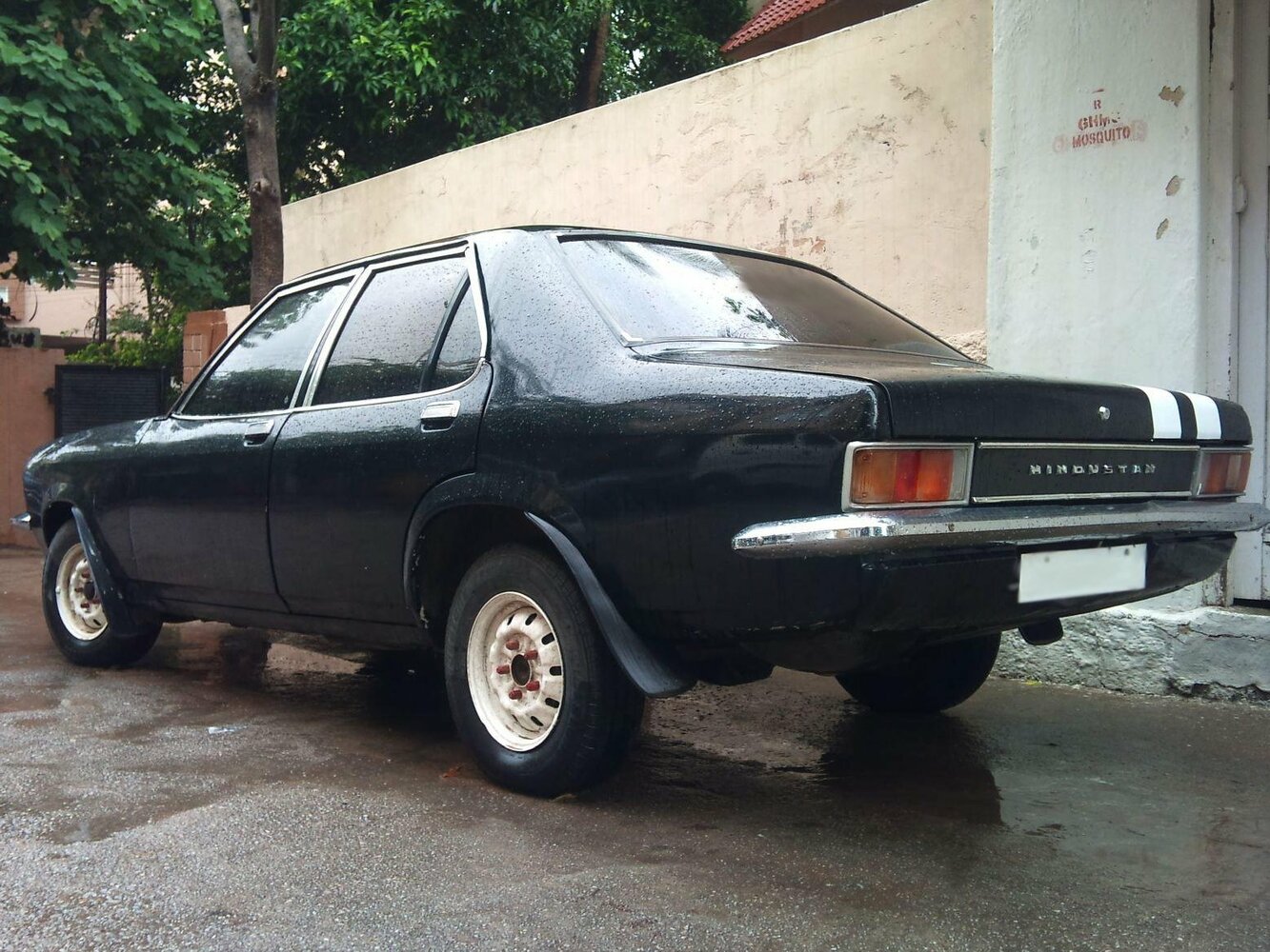 Hindustan Contessa, , 1984–2002, Седан: Вид сзади в три четверти