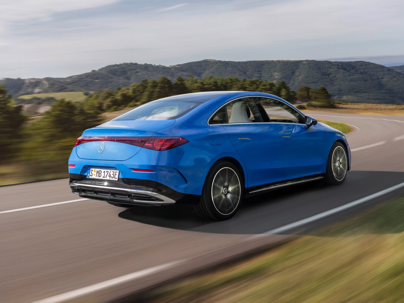 Mercedes-Benz CLA, III (C174, X174), 2025–2026, Седан: Вид сзади в три четверти