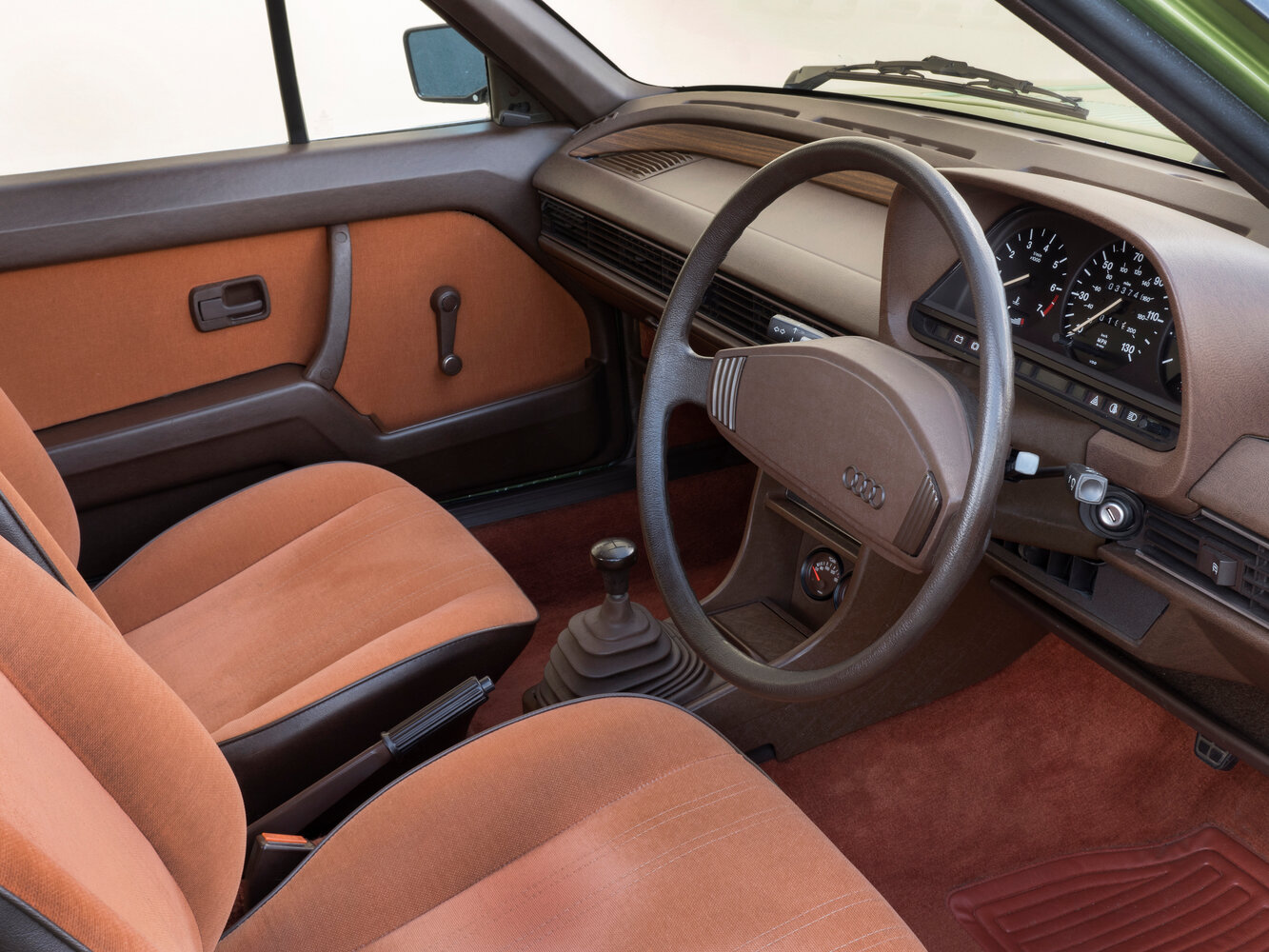 Audi 100, II (C2), 1976–1983, Sedan: Front cabin