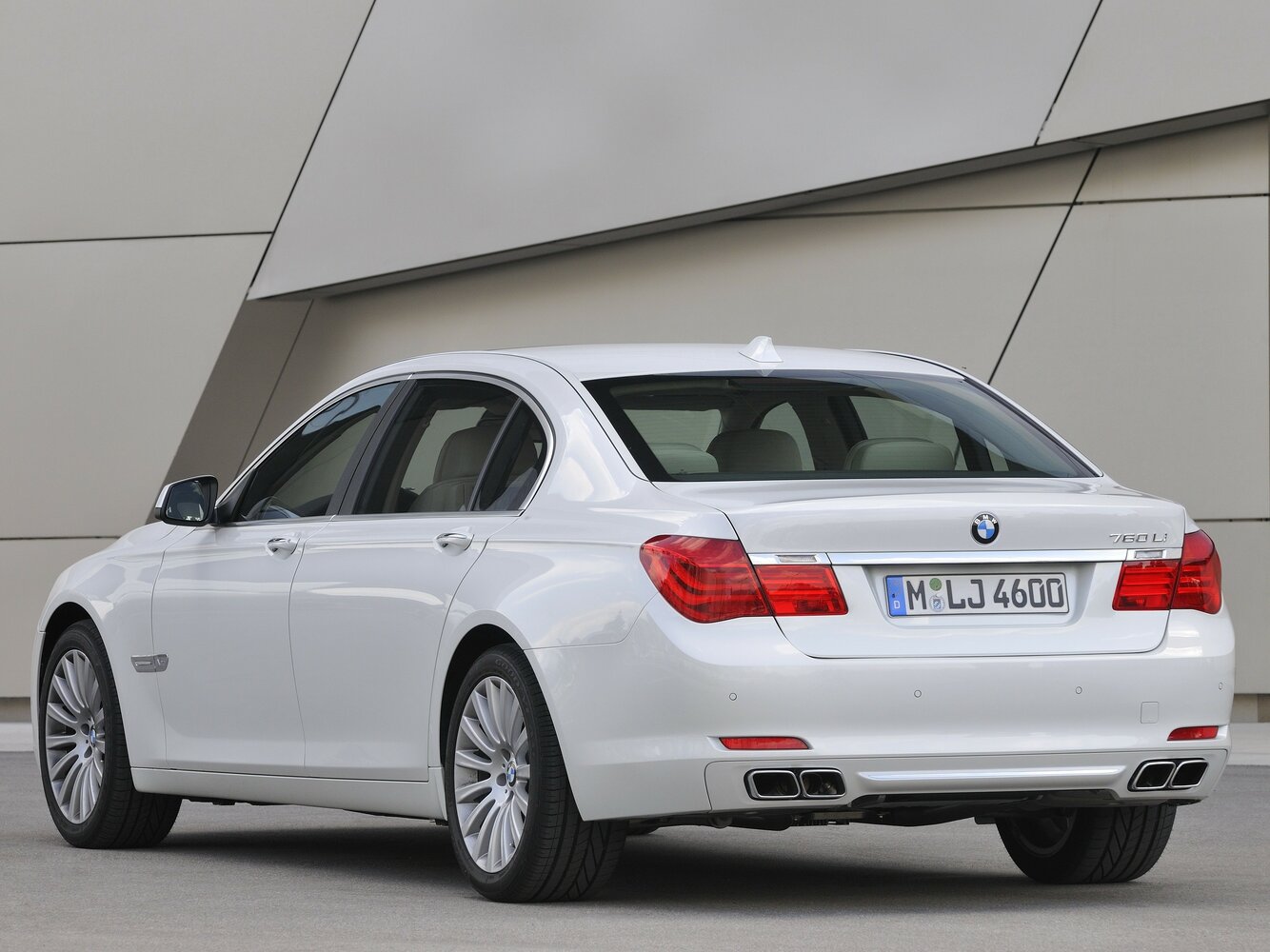 BMW 7 серии, V (F01/F02/F04), 2008–2012, Sedan Long: Rear three-quarter view
