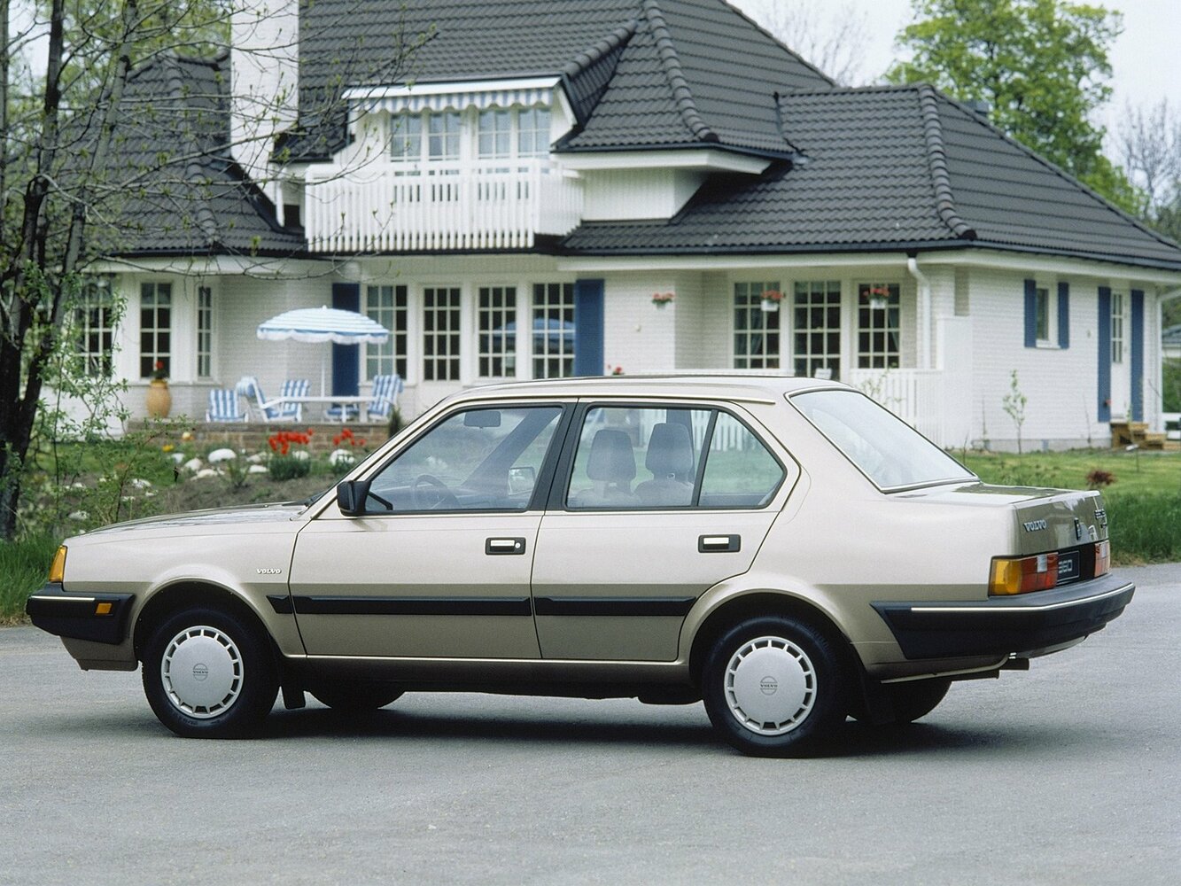 Volvo 300 Series, , 1975–1991, Седан: Вид сзади в три четверти