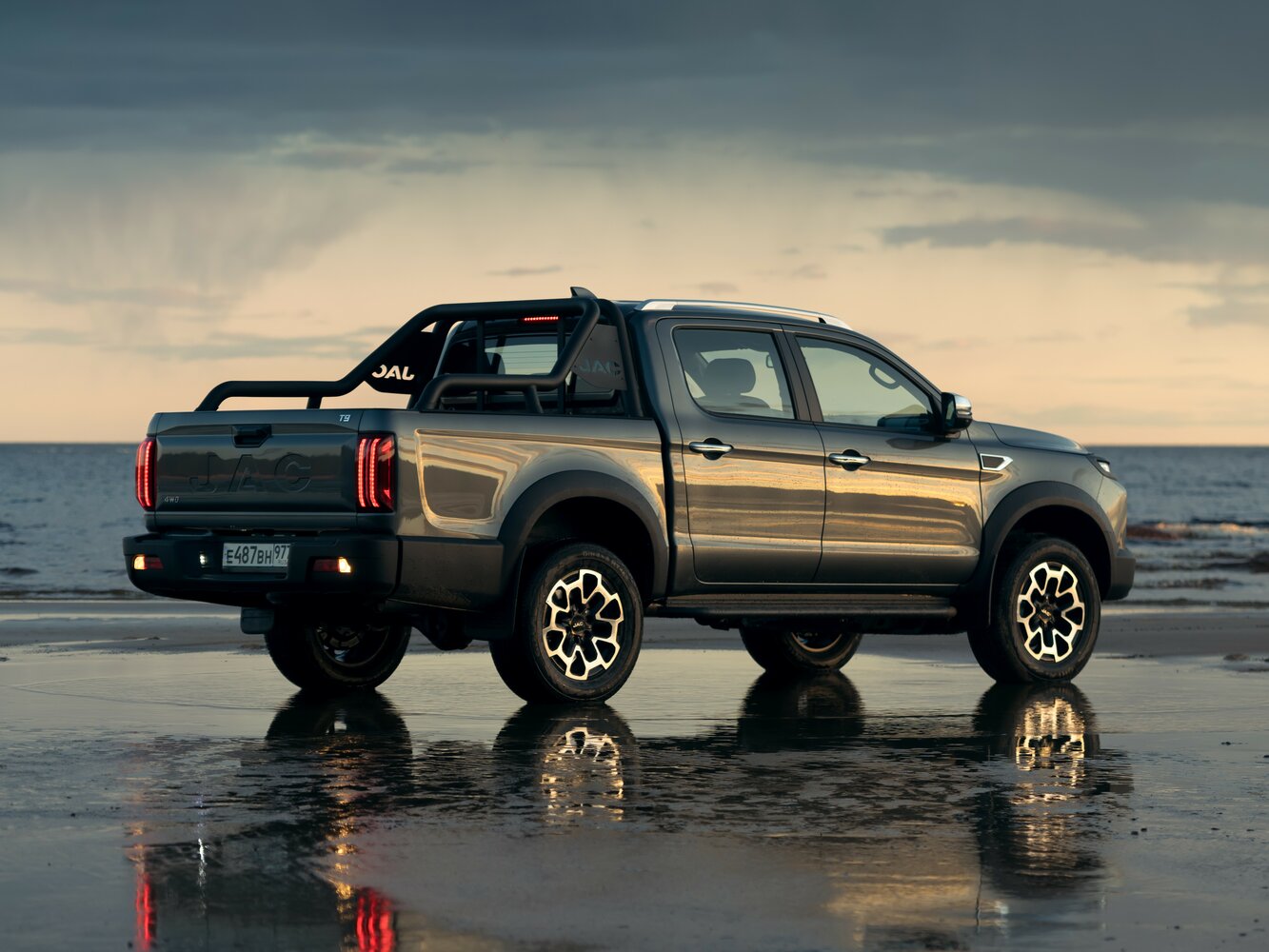 JAC T9, , 2023–2026, Пикап Двойная кабина: Вид сзади в три четверти