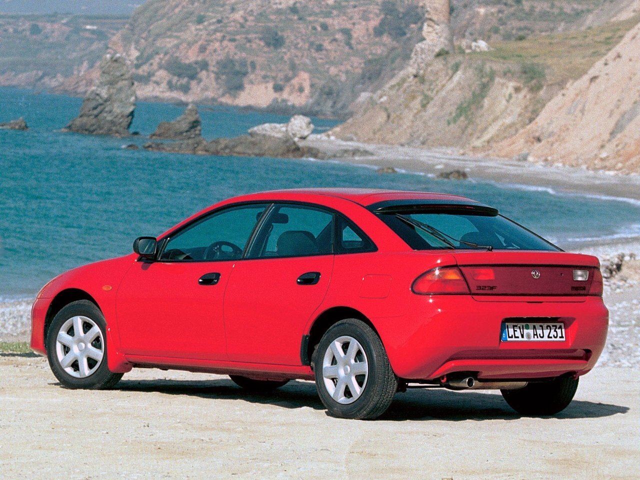 Mazda 323, V (BA), 1994–2000, Hatchback 5 door: Rear three-quarter view