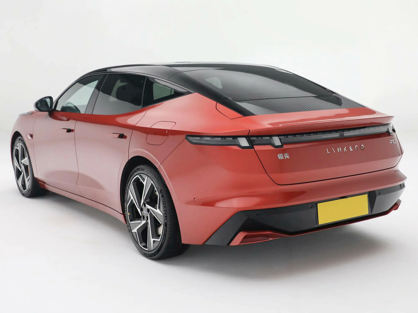 Lynk & Co Z10, , 2024–2026, Седан: Вид сзади в три четверти