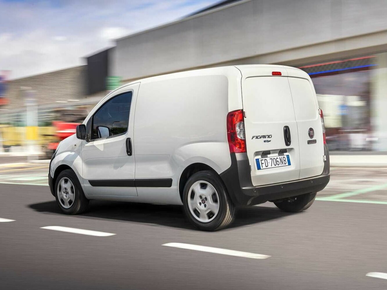 Fiat Fiorino, III Рестайлинг, 2016–2024, Фургон: Вид сзади в три четверти
