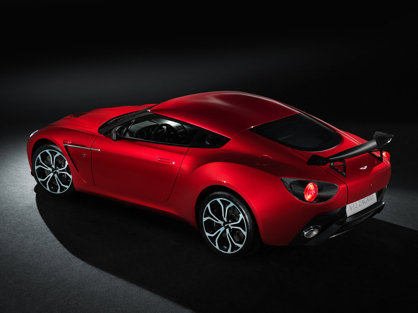Aston Martin V12 Zagato, , 2011–2012, Купе: Вид сзади в три четверти