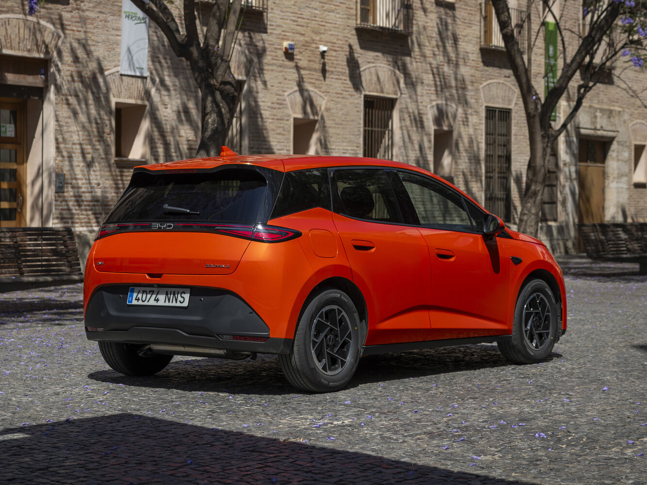BYD Dolphin G, , 2026–2026, Хэтчбек 5 дв. DM-i: Вид сзади в три четверти