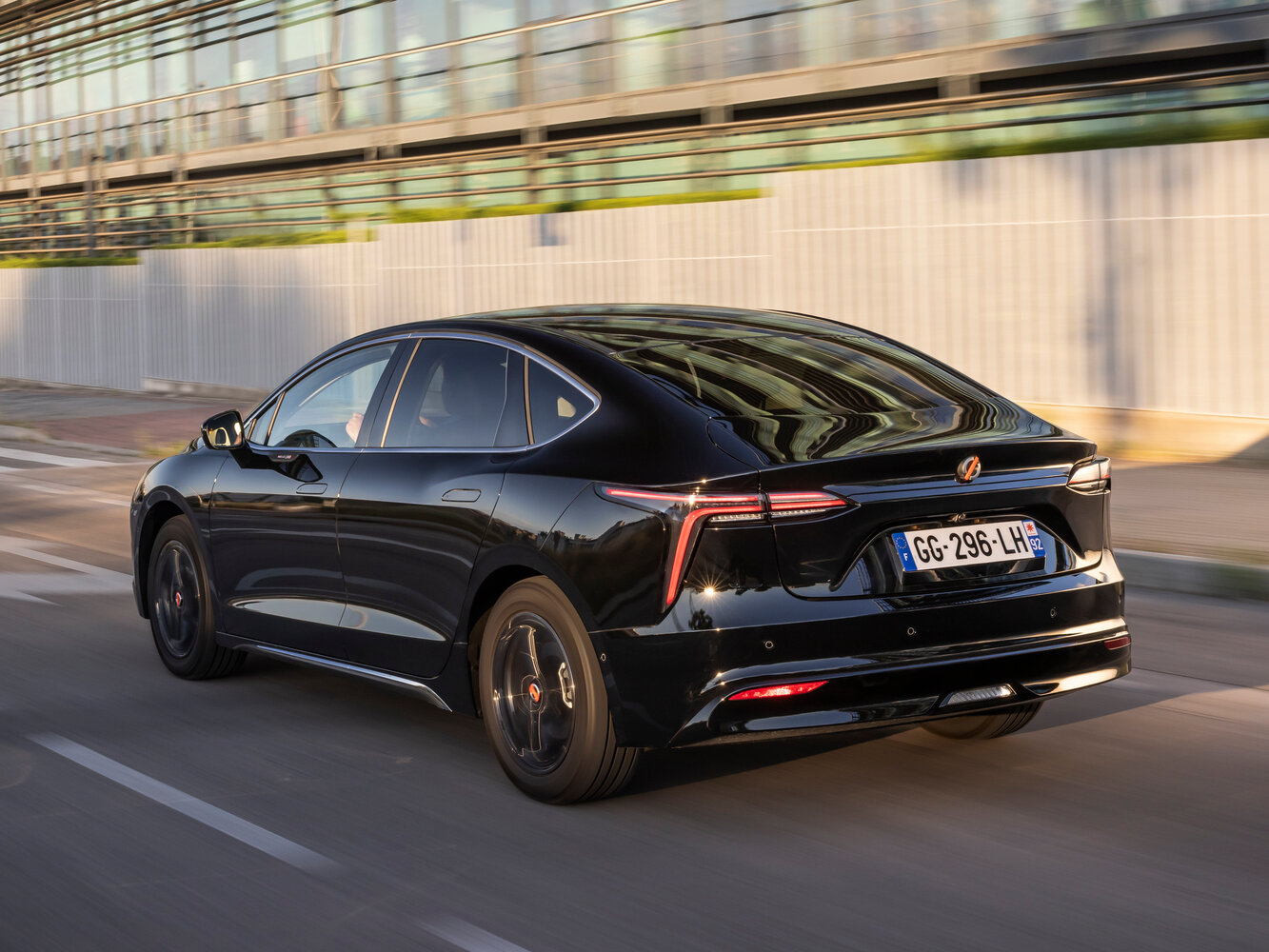 Mobilize Limo, , 2022–2023, Sedan: Rear three-quarter view